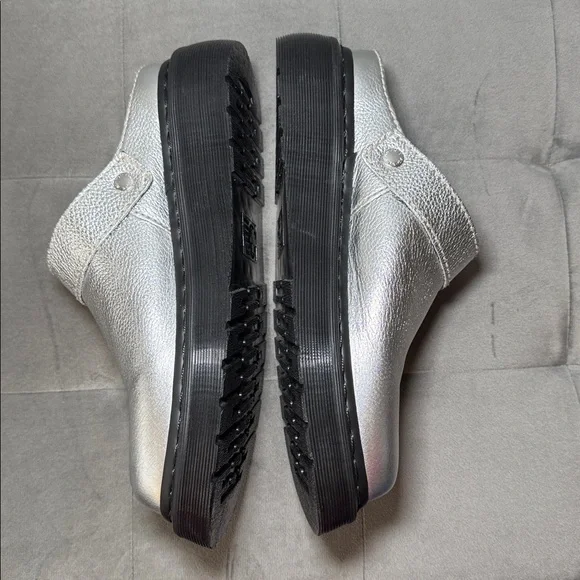 Dr. Martens Laketen Slingback Mule Tumbled Silver Metallic Size 8 NWOT - Picture 7 of 16